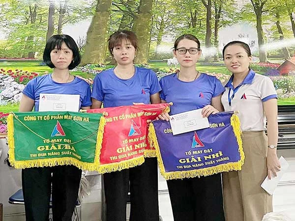 Hình ảnh buổi trao thưởng nhân viên xuất sắc